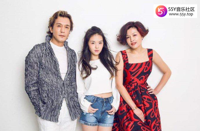 李咏妻子哈文和女儿法图麦