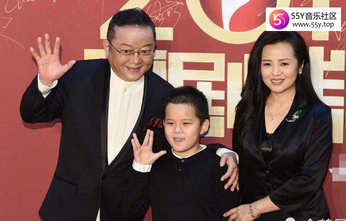王刚娶小20岁妻子郑艳东