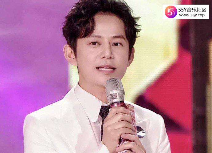 何炅弯腰给新人让镜头被调侃是怎么回事