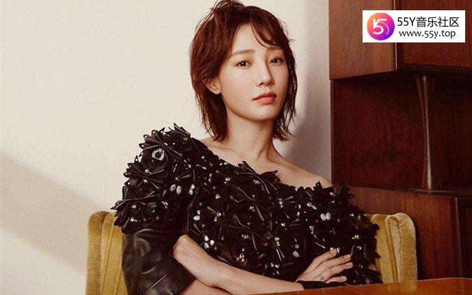 白百何聚餐和某男子十分亲近