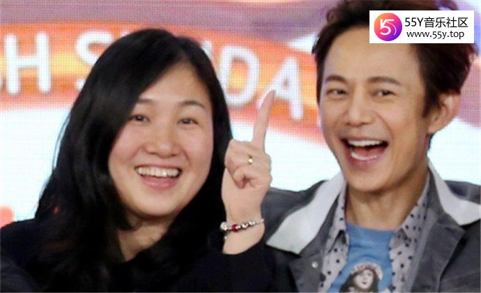 王恬和何炅合照