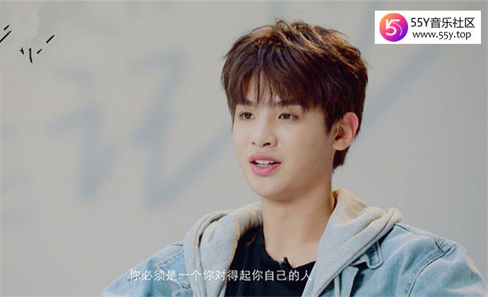 黄明昊单亲家庭长大