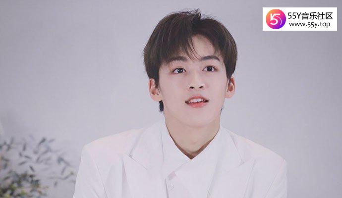 何洛洛坐塌蛋糕是怎么回事 何洛洛是谁起底其成名经历