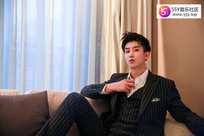 周艺轩与女友公开秀恩爱互动